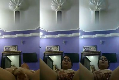 Watch MMS lady from Lahore fingers her pussy in Pakistani xxx Nude