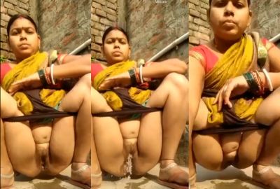 MMS Bhabhi pisses outdoors and records Nude