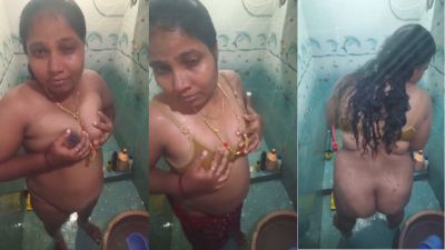 Lady records nude bath MMS Mallu