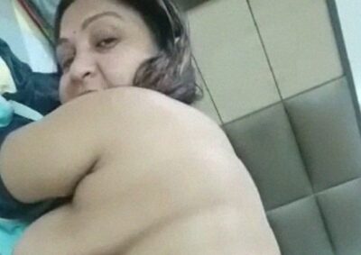 Lady enjoying doggy style XXX Paki