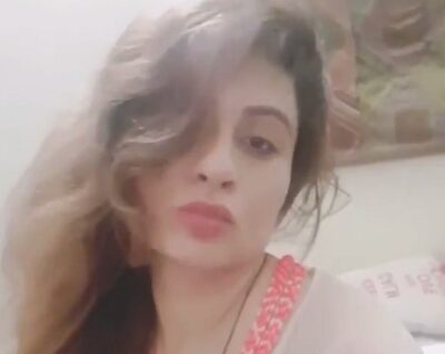 Lady showing boobs Pakistani MMS